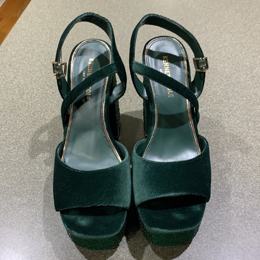 Velvet blind Kenneth Cole platform heels